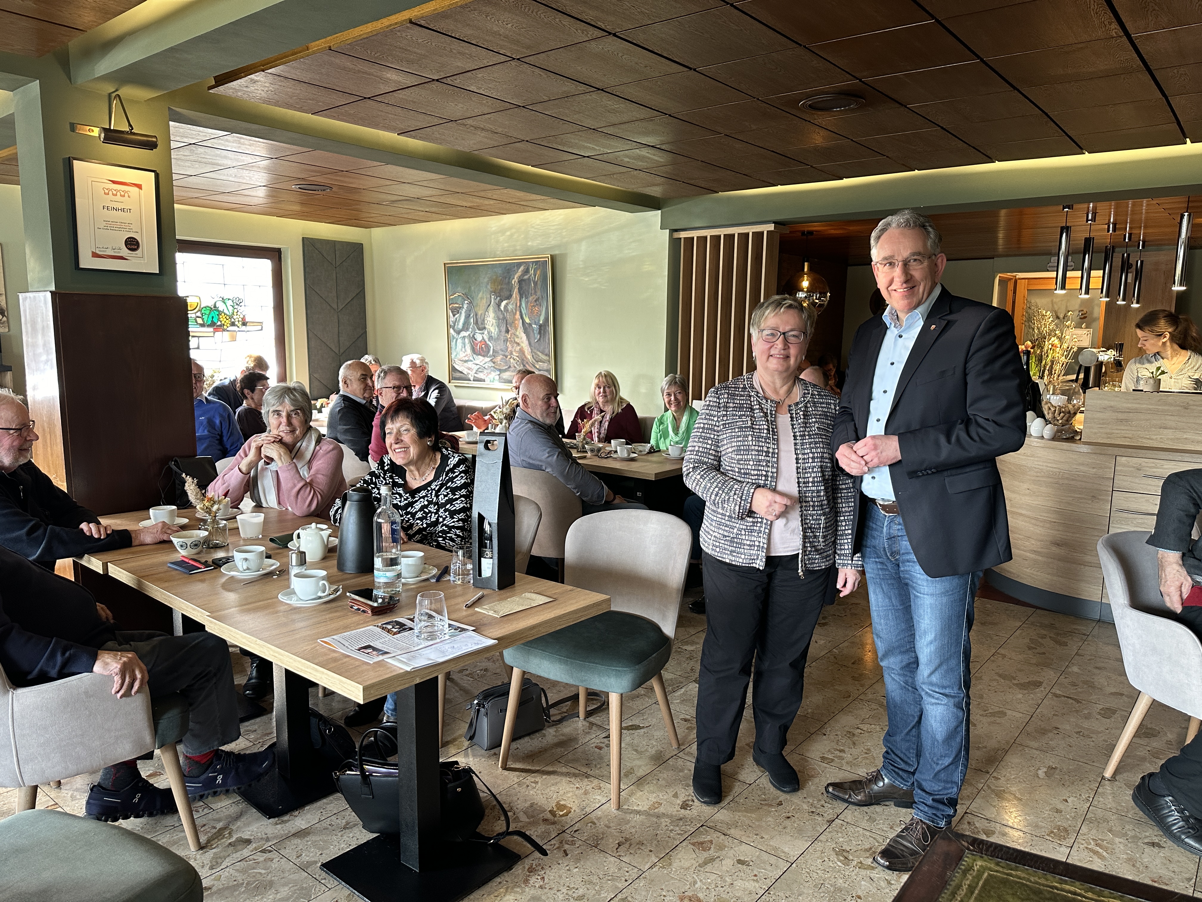 Unser Bild zeigt Hella Ackermann und Matthias Lammert (MdL) beim Politischen Frühstück in Halsenbach-Ehr (Foto: Josef Karl)